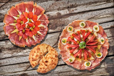 İki geleneksel Sırp hoş geldiniz meze lezzetli yemekleri Meze ve somun yırtık Mayalı pide gözleme rustik eski belirlemek kırık Pinewood piknik tablo Grunge yüzey yıpranmış