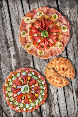 İki geleneksel Sırp hoş geldiniz meze lezzetli yemekleri Meze ve somun yırtık Mayalı pide gözleme rustik eski belirlemek kırık Pinewood piknik tablo Grunge yüzey yıpranmış