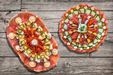 İki geleneksel Sırp hoş geldiniz meze lezzetli Meze Set yemekleri