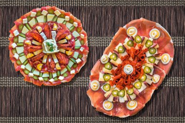 İki geleneksel Sırp hoş geldiniz meze lezzetli yemekleri Meze sette koyu kahverengi bükümleri kağıt parşömen yer minderi titreşimli