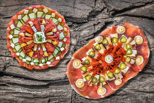 Twee traditionele Servische Welkom voorgerecht smakelijke schotels Meze Set op rustieke oude verweerde gebarsten Pinewood picknick tafel Grunge oppervlak — Stockfoto