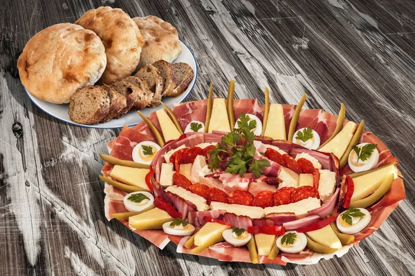 Traditional Appetizer Savory Dish Meze With Plate Of Leavened Pitta Flatbread Loaves And Integral Brown Baguette Slices Set On Old Weathered Lacquered Cracked Wooden Garden Table — Stock Photo, Image