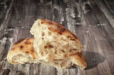 Şömine iç geleneksel Mayalı pide gözleme eski yıpranmış Bahçe masa Grunge yüzeyine somun Set parçalanmış pişmiş