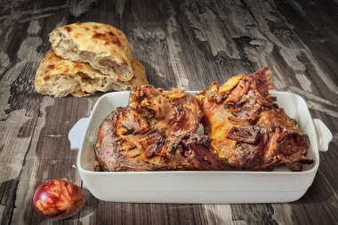 Taze pişmiş kuzu omuz porselen güveç içinde Mayalı pide gözleme ile hizmet ve kırmızı dekore fırın boyalı eski Lake kırık lapa lapa Bahçe tablo Easter Egg