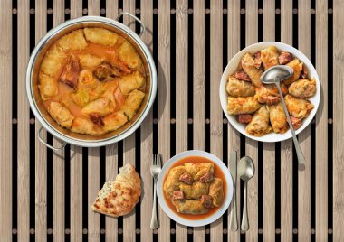 Domuz ile pişmiş turşu lahana dolması rulo kuru tedavi jambon ve füme kaburga ahşap rustik çıtalı yer mat Mayalı gözleme ile servis