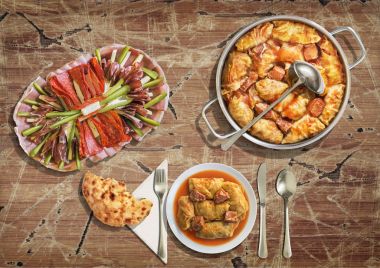 Geleneksel gurme meze lezzetli yemek ve turşu lahana dolması rulo Grunge eski vernikli kırık lapa lapa Bahçe masada Mayalı gözleme ile servis tabak