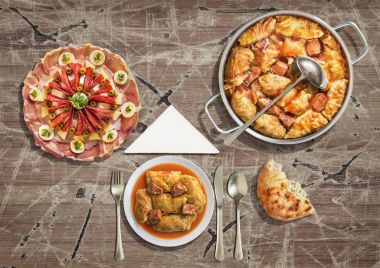 Geleneksel gurme meze lezzetli yemek ve turşu lahana dolması rulo Grunge eski vernikli kırık lapa lapa Bahçe masada Mayalı gözleme ile servis tabak