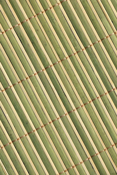 Verde rústico y amarillo manchado entrelazado listones bambú lugar Mat grueso Grunge textura — Foto de Stock