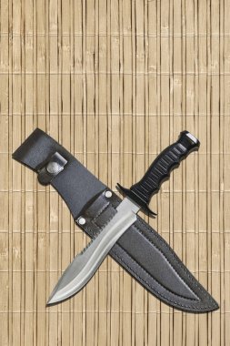 Sabit Blade Taktik Muharebe av hayatta kalma Sawback Bowie bıçak çıtalı rustik bambu yer Mat arka plan üzerinde siyah deri kılıf seti ile