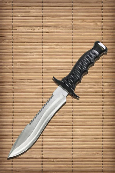 Lâmina fixa tática de combate caça sobrevivência Sawback Bowie faca definida no Slatted rústico bambu lugar tapete Vignette fundo — Fotografia de Stock