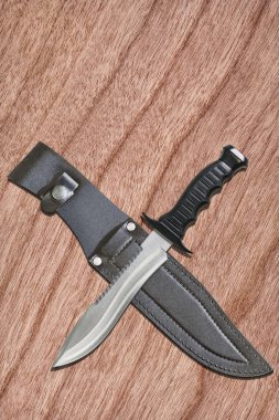 Sabit Blade Taktik Muharebe av hayatta kalma Sawback Bowie bıçak kiraz ahşap kaplama zemin üzerinde siyah deri kılıf seti ile