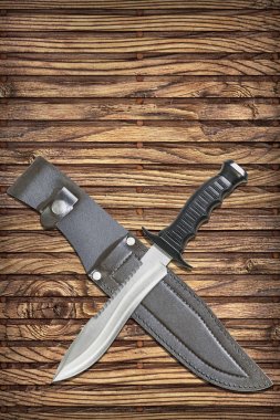 Sabit Blade rustik Pinewood Mat Vignette zemin üzerinde siyah deri kılıf ile taktik muharebe av hayatta kalma Sawback Bowie bıçak seti