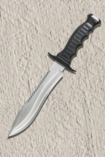 Pevný nůž taktický bojový Sawback Bowie nůž přežití nastavena na hrubozrnný našlápnuto jutové plátno Grunge pozadí — Stock fotografie