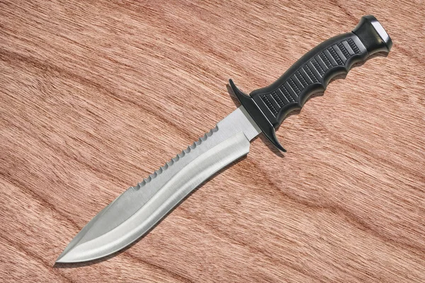 Pevný nůž taktický bojový Sawback Bowie nůž přežití nastavit na pozadí dřevěná dýha třešeň — Stock fotografie