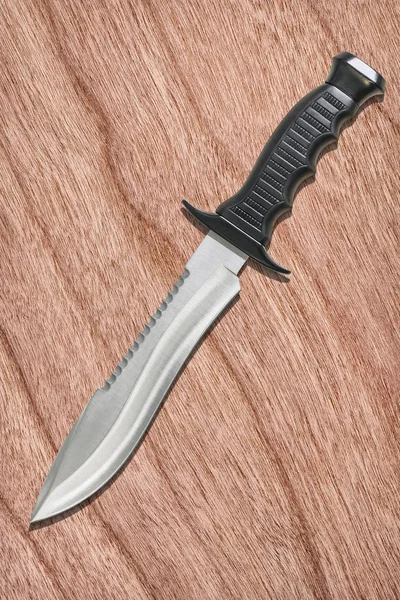 Lama fissa tattico combattimento caccia sopravvivenza Sawback Bowie coltello impostato su ciliegio impiallacciatura di legno sfondo — Foto Stock