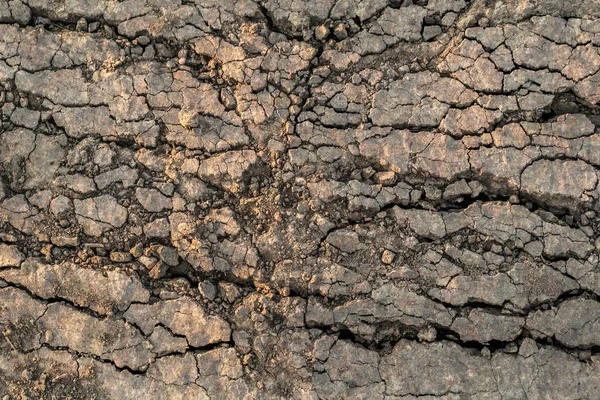 Száraz, kopár, megperzselt talaj repedt töredezett durva elhagyatott Grunge felület — Stock Fotó