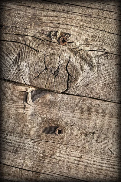 Старая ветхая треснувшая грубая сосновый лес Виньетка гранж поверхности с ржавыми винтами Филипс встроенный деталь — стоковое фото