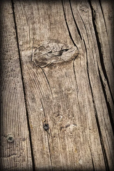 Superfície grossa rachada rachada velha do Grunge da videira do pinheiro com parafusos de Phillips enferrujados Detalhe incorporado — Fotografia de Stock