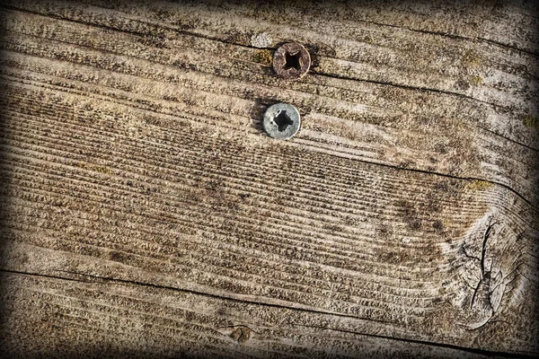 Stary wyblakły pęknięty wiązane grubej sosnowego drewna winieta Grunge powierzchni z Rusty wkrętów osadzone wszystko — Zdjęcie stockowe