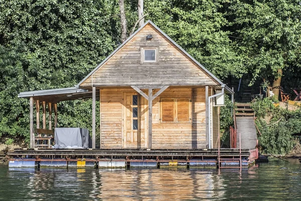 Cabaña flotante de verano en el río Sava - Belgrado - Serbia — Foto de Stock