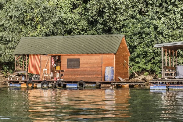Cabaña de balsa flotante de verano en el río Sava - Belgrado - Serbia — Foto de Stock