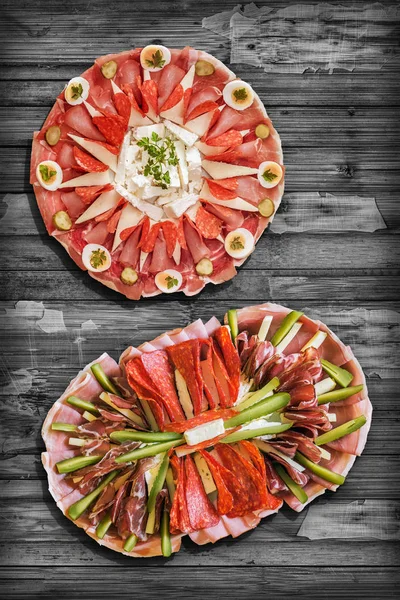 Twee smakelijke traditionele welkomstgerechten geserveerd op oude rustieke ruwe gebarsten houten picknicktafel — Stockfoto