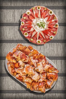 Geleneksel iştah açıcı baharatlı ve taze kızarmış domuz eti ile kıtır kıtır parşömen paspasının vignette arka planında servis edilir.