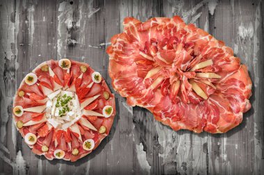 Geleneksel Garnitürlü Hoş Geldiniz Aperatifler Eski Çatlak Kırsal Piknik Masası Vignette Yüzeyinde sunulan Tuzlu Tabaklar