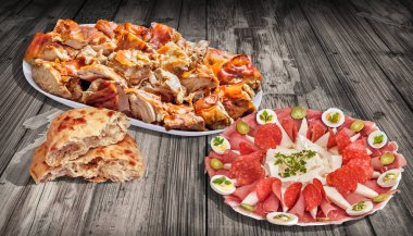 Taze tükürülmüş domuz eti ve geleneksel Baharatlı Baharatlı Baharatlı Baharatlı Baharatlı Taze Ekmek Yırtık Ekmek Ekmek Ekmeği Seti Eskimiş Pinewood Piknik Masası