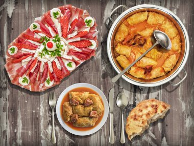 Baharatlı Baharatlı Aperatif Yemekler Geleneksel Ev Turşusu Lahana Yuvarlakları ve Eski Çatlamış Çatlaklı Piknik Masasında Yapraklı Ekmek Ekmeği