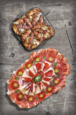 Izgara domuz eti ve kıymalı köfte yanında tavuk pastırması ve Baharatlı Baharatlı Baharatlı Tabak Seti Yaşlı Çam Ağacı Masası Vignette Arkaplanı