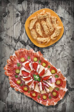 Süslü Hoş Geldiniz Aperatifi Tuzlu Tabak ve Geleneksel Peynirli Turta Seti Kırık Çatlamış Pinewood Vignette Arkaplanı