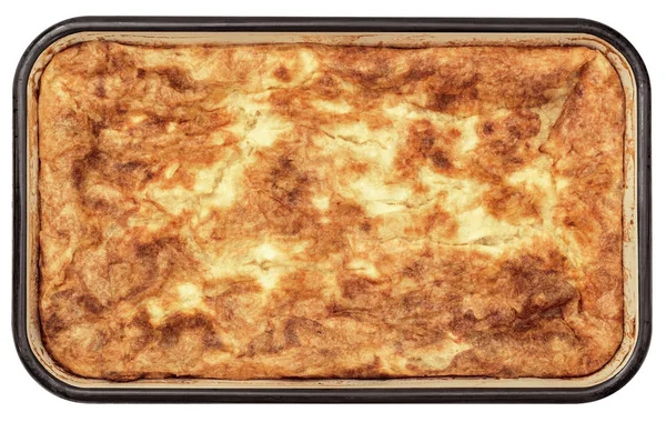 Świeżo upieczony ser Crumpled Pie w starej emaliowanej metalowej garncarce Pieczenie patelni izolowane na białym tle — Zdjęcie stockowe