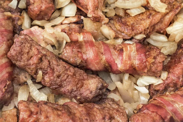 Grilované masové bochníky a kuřecí stehna podávané s nakrájenou cibulí Detail — Stock fotografie