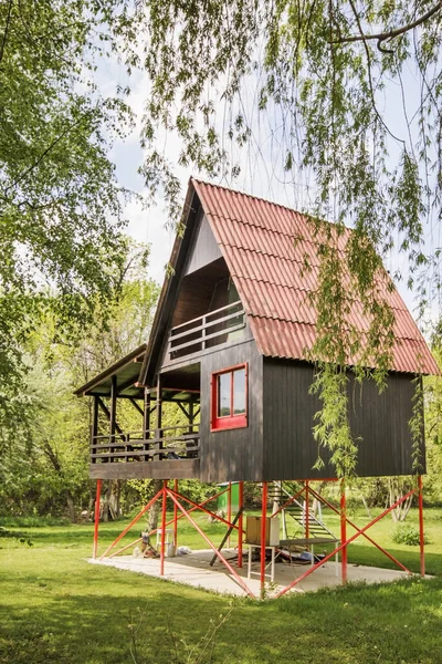 Stilt Casa de madera en la isla de Medjica en el río Sava - Belgrado - Serbia — Foto de Stock