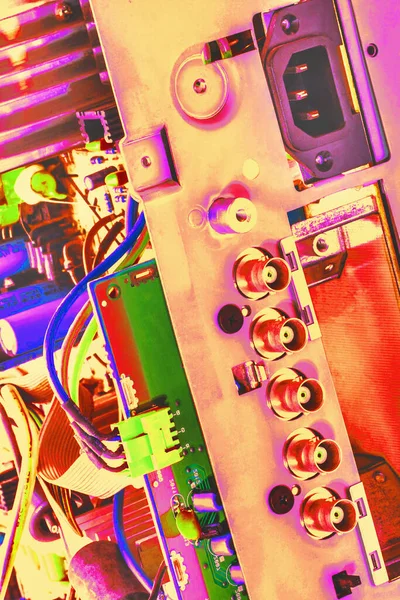 Detalhe eletrônico da placa de circuito Fundo multicolorido — Fotografia de Stock