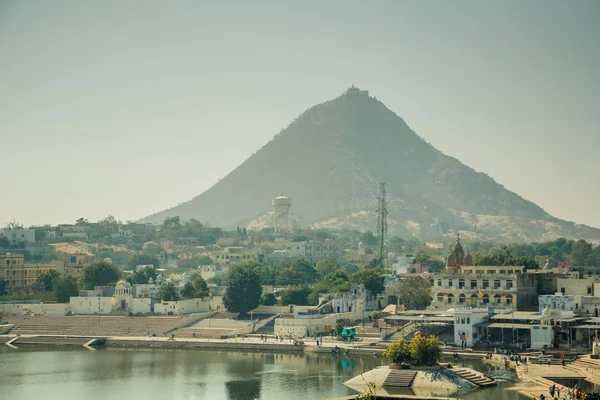 Mountain dimma dimmigt resa Indien lake solnedgång soluppgång sky — Stockfoto