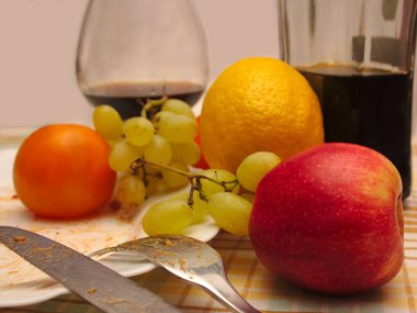 kirli sofra ve cam şarap, meyve ve sebze ile