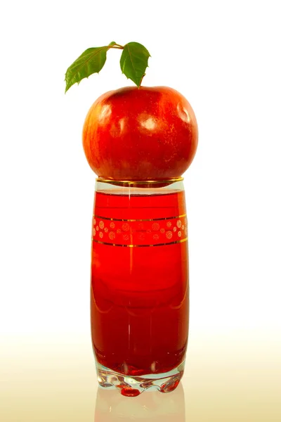 Pomme est sur le verre avec le jus — Photo