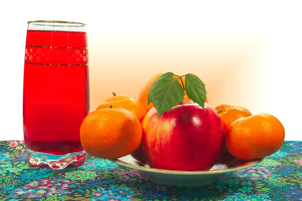 Owoce cytrusowe i apple na talerz, szklanka soku — Zdjęcie stockowe