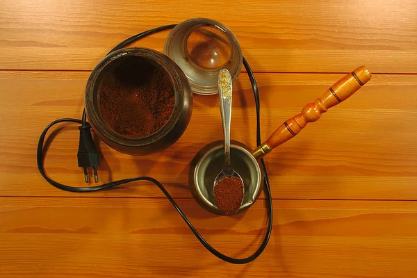  Kahve değirmeni ve kahve kaynatın konteyner