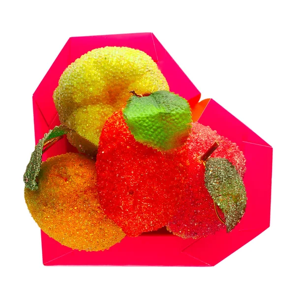 Yapay meyve ile kalp şeklinde kutu — Stok fotoğraf