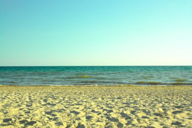 Kumsalı, mavi gökyüzü