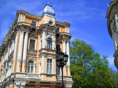 Barok tarzında bina, alçı kalıplama ile dantel dekorasyon