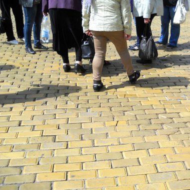 İnsanlar meydanda, gövdenin alt kısmında stand