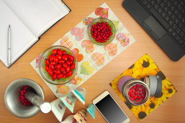 tentürler köpek rose ve alıç, telefon, laptop, kozmetik hazırlanması