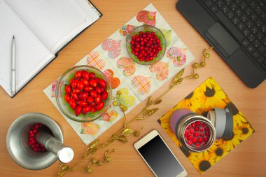 tentürler köpek rose ve alıç, telefon, laptop, altın bitki hazırlanması