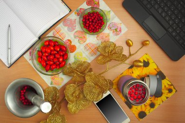 tentürler köpek rose ve alıç, telefon, laptop, altın çiçek hazırlanması