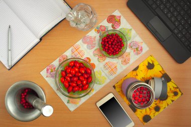 tentürler köpek rose ve alıç, telefon, laptop, kristal çiçek hazırlanması