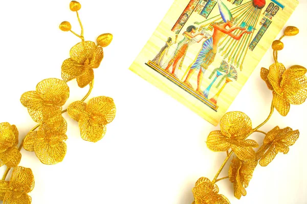 Duas flores de cor dourada, padrão em papiro — Fotografia de Stock